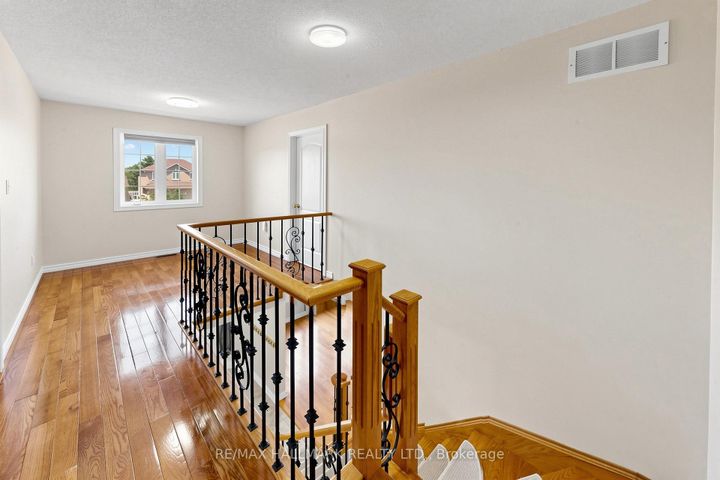 Photo 12 at 127 Humberland Drive, Oak Ridges, Richmond Hill
