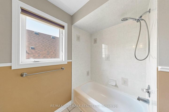 Photo 22 at 127 Humberland Drive, Oak Ridges, Richmond Hill
