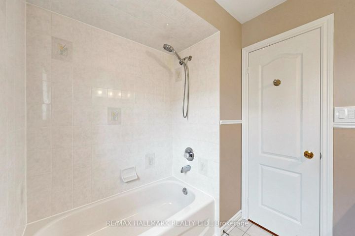 Photo 23 at 127 Humberland Drive, Oak Ridges, Richmond Hill