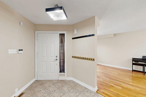 Photo 10 at 127 Humberland Drive, Oak Ridges, Richmond Hill