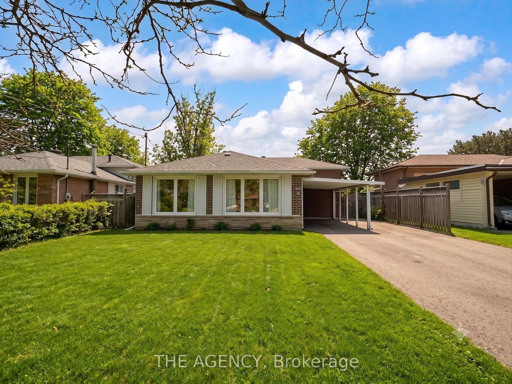54 Manorglen Crescent, Malvern West, Toronto photo 7