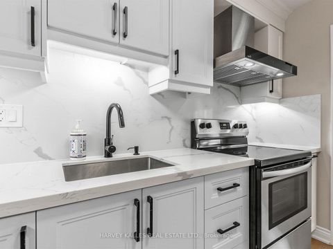 Photo 11 at 40 Blackthorn Drive, Maple, Vaughan