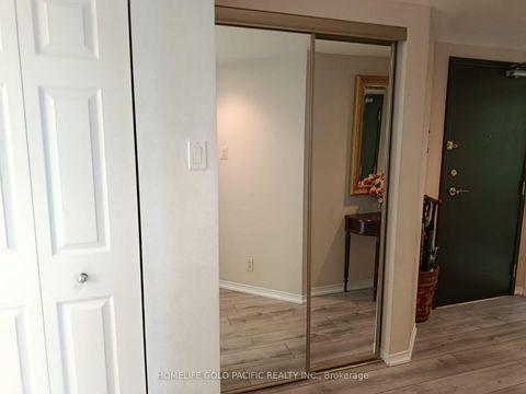 Photo 11 at 3702 - 77 Harbour Square, Waterfront Communities C1, Toronto