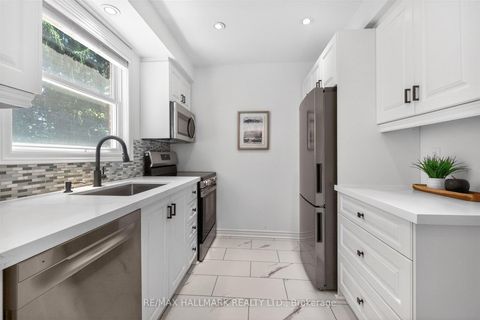 Photo 13 at 13 - 27 Hyde Park Court, German Mills, Markham