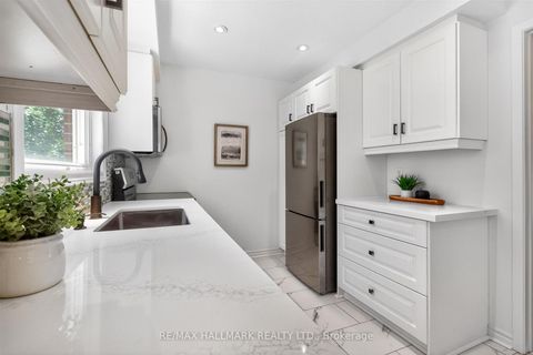 Photo 14 at 13 - 27 Hyde Park Court, German Mills, Markham