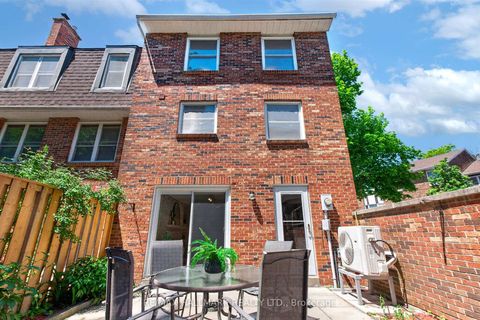 Photo 38 at 13 - 27 Hyde Park Court, German Mills, Markham