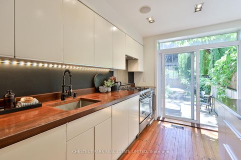 Photo 7 at 589 Wellington Street W, Niagara, Toronto