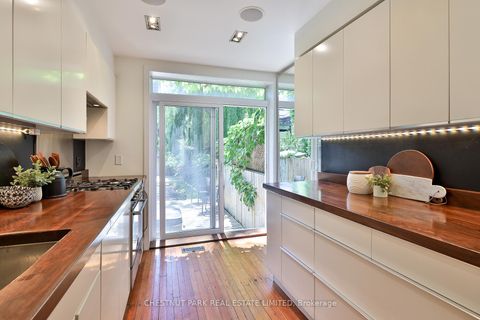 Photo 9 at 589 Wellington Street W, Niagara, Toronto