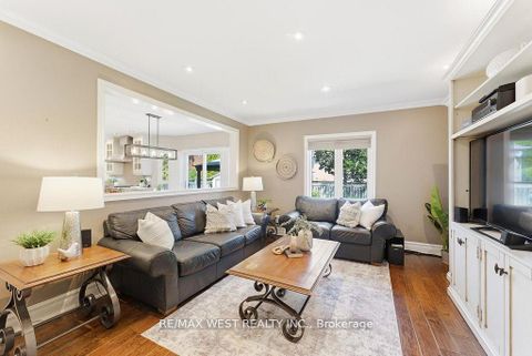 Photo 7 at 205 Fletcher Drive, Maple, Vaughan
