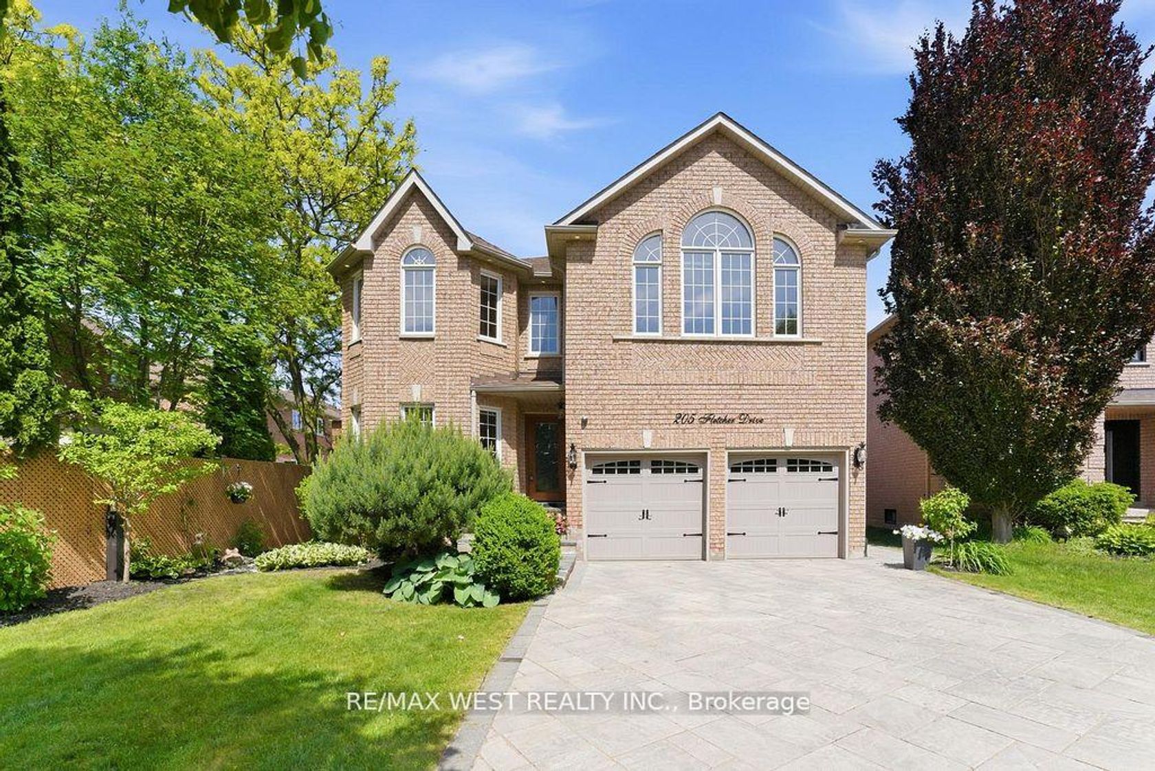 205 Fletcher Drive, Maple, Vaughan photo number 2