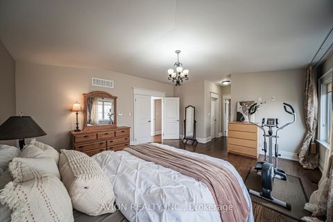 Photo 14 at 136 Homewood Avenue, Newtonbrook West, Toronto