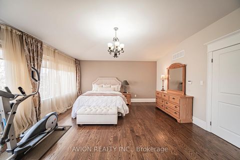 Photo 15 at 136 Homewood Avenue, Newtonbrook West, Toronto
