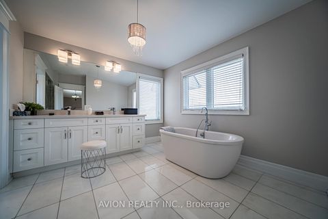 Photo 16 at 136 Homewood Avenue, Newtonbrook West, Toronto