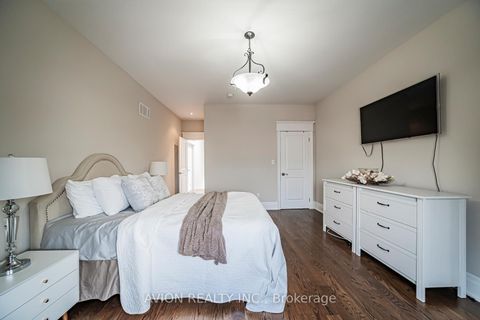 Photo 20 at 136 Homewood Avenue, Newtonbrook West, Toronto
