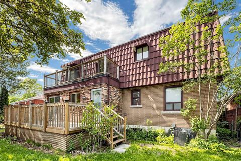 Photo 2 at 34 Lingarde Drive, Maryvale, Toronto