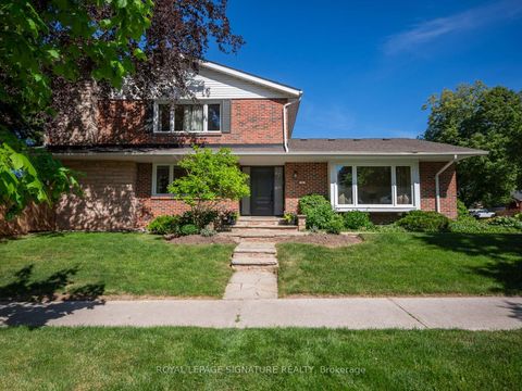 Photo 1 at 4 Gablehurst Crescent, Sullivan, Toronto