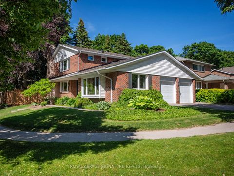 Photo 2 at 4 Gablehurst Crescent, Sullivan, Toronto