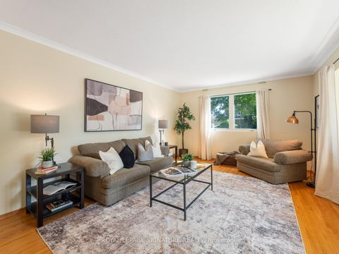 Photo 6 at 4 Gablehurst Crescent, Sullivan, Toronto