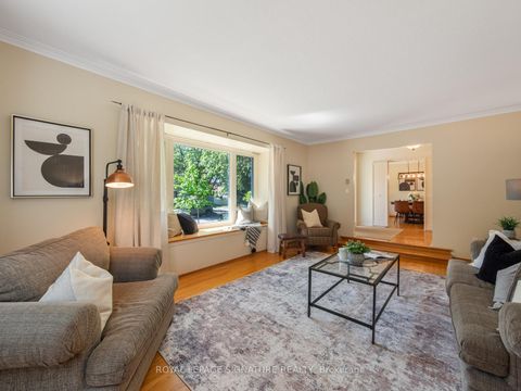 Photo 8 at 4 Gablehurst Crescent, Sullivan, Toronto
