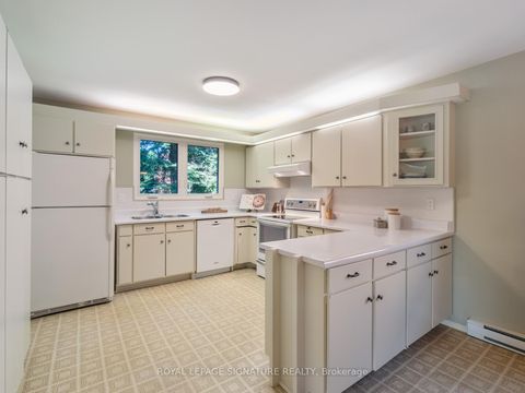 Photo 14 at 4 Gablehurst Crescent, Sullivan, Toronto
