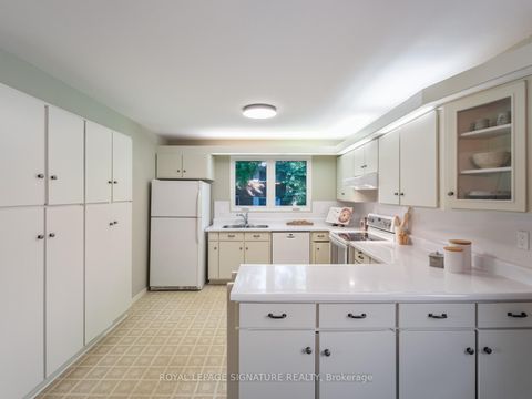 Photo 15 at 4 Gablehurst Crescent, Sullivan, Toronto