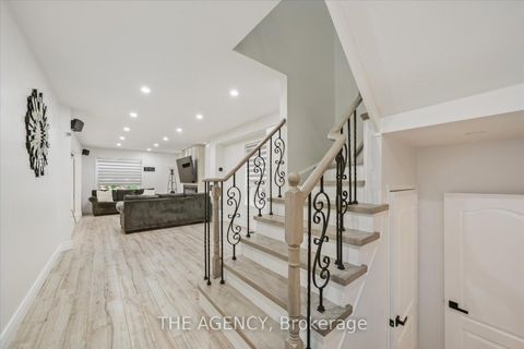 Photo 4 at 908 Oaktree Crescent, Summerhill Estates, Newmarket