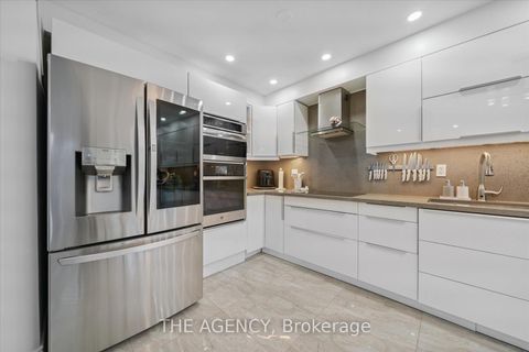 Photo 12 at 908 Oaktree Crescent, Summerhill Estates, Newmarket