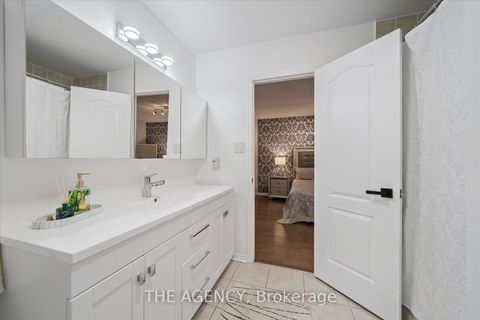 Photo 17 at 908 Oaktree Crescent, Summerhill Estates, Newmarket