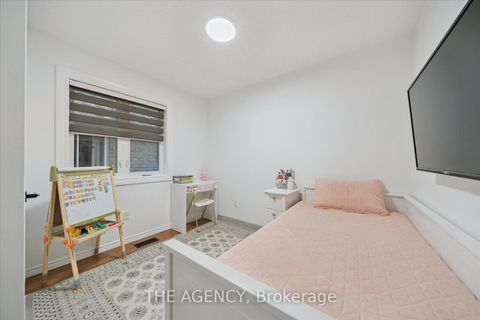 Photo 23 at 908 Oaktree Crescent, Summerhill Estates, Newmarket