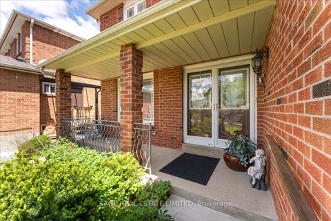 Photo 2 at 116 Butterfield Crescent, Maple, Vaughan