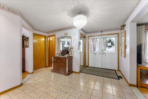Photo 3 at 116 Butterfield Crescent, Maple, Vaughan