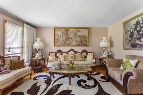 Photo 4 at 116 Butterfield Crescent, Maple, Vaughan