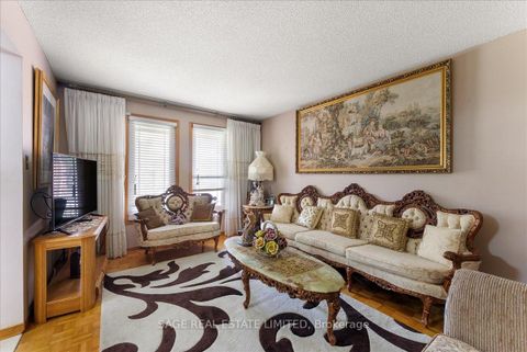 Photo 5 at 116 Butterfield Crescent, Maple, Vaughan