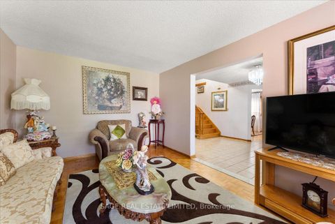 Photo 6 at 116 Butterfield Crescent, Maple, Vaughan