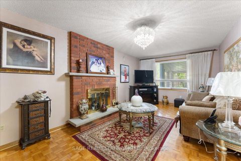 Photo 7 at 116 Butterfield Crescent, Maple, Vaughan