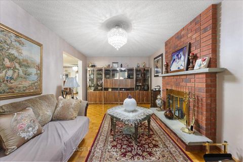 Photo 8 at 116 Butterfield Crescent, Maple, Vaughan