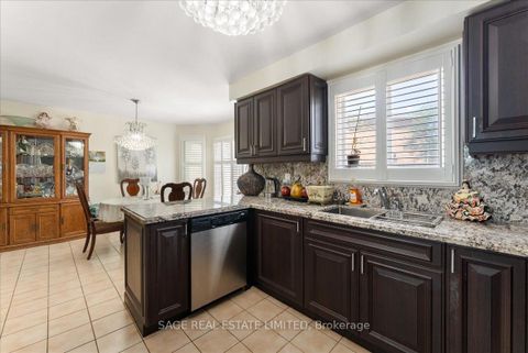 Photo 14 at 116 Butterfield Crescent, Maple, Vaughan