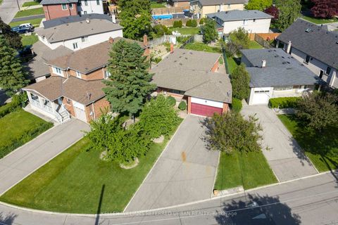 Photo 6 at 5 Paramount Court, Amesbury, Toronto
