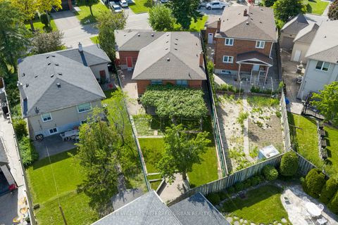 Photo 7 at 5 Paramount Court, Amesbury, Toronto