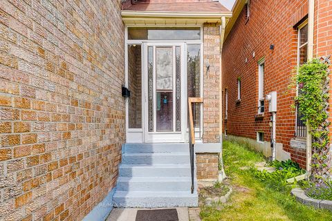 Photo 2 at 25 Lysander Court, Agincourt North, Toronto