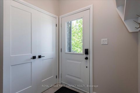 Photo 2 at 4 Stonehart Lane, East Bayfield, Barrie
