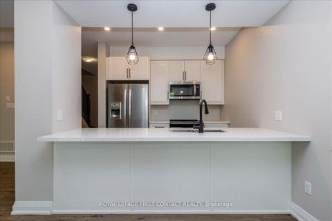 Photo 3 at 4 Stonehart Lane, East Bayfield, Barrie