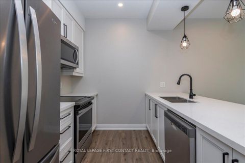 Photo 4 at 4 Stonehart Lane, East Bayfield, Barrie