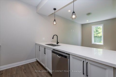 Photo 5 at 4 Stonehart Lane, East Bayfield, Barrie