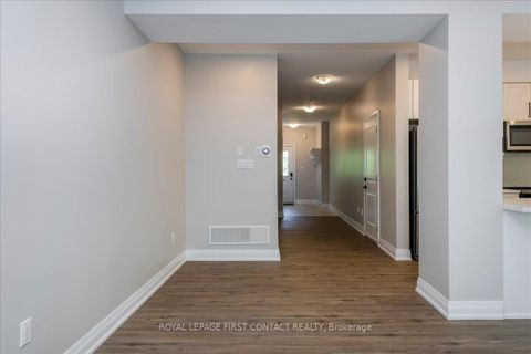 Photo 6 at 4 Stonehart Lane, East Bayfield, Barrie