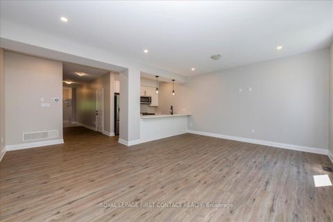 Photo 9 at 4 Stonehart Lane, East Bayfield, Barrie