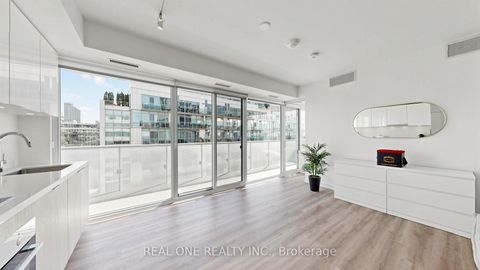 Photo 2 at 907 - 15 Queens Quay E, Waterfront Communities C8, Toronto