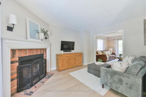 Photo 14 at 30 McGuire Crescent, Uxbridge