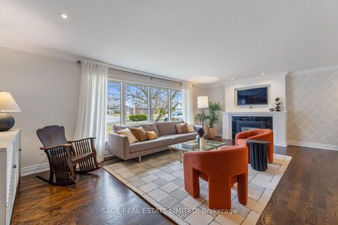Photo 5 at 31 Ashwood Crescent, Rosethorn, Toronto
