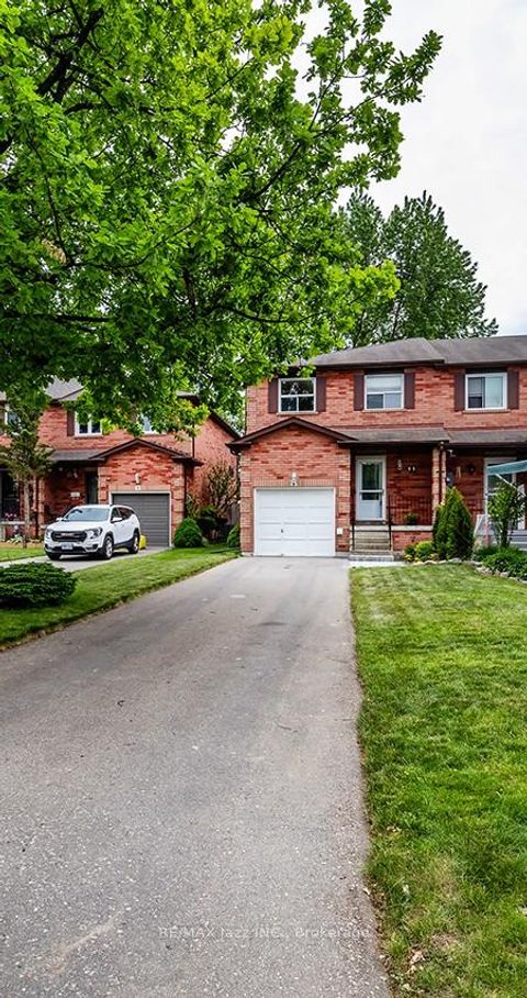 Photo 2 at 11 Chance Court, Bowmanville, Clarington